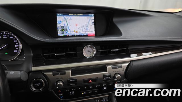 Lexus ES 2016 — photo 14