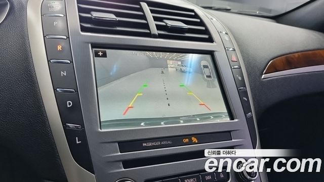 Lincoln MKZ 2017 — photo 11