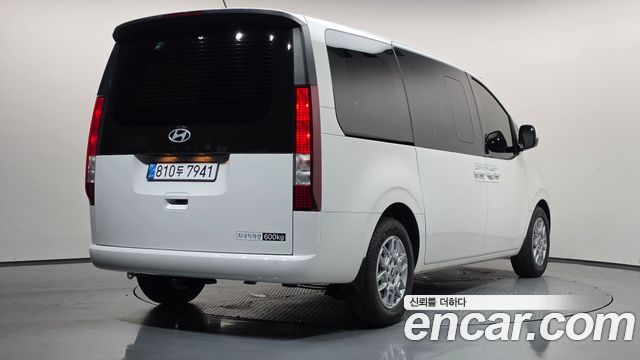 Hyundai Staria 2025 — photo 2