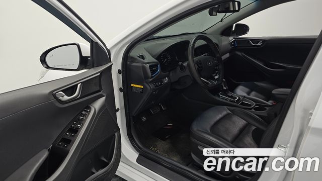 Hyundai Ioniq 2016 — photo 11