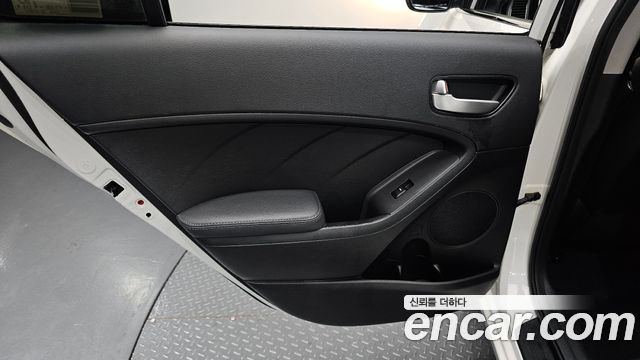 Kia K3 2016 — photo 15