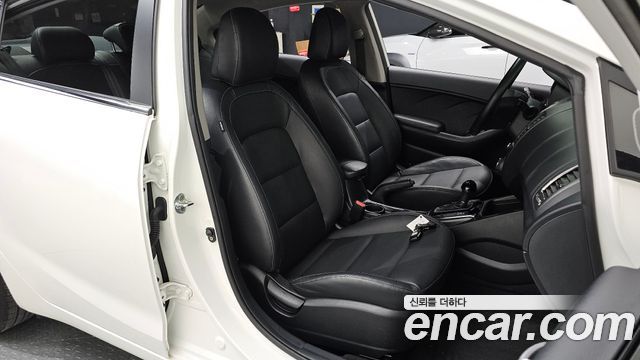 Kia K3 2016 — photo 16