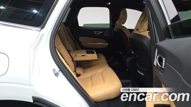 Volvo XC60 2020 — photo 17