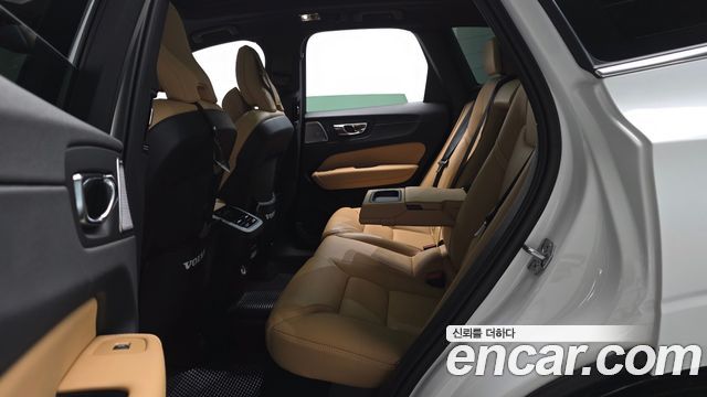 Volvo XC60 2020 — photo 18