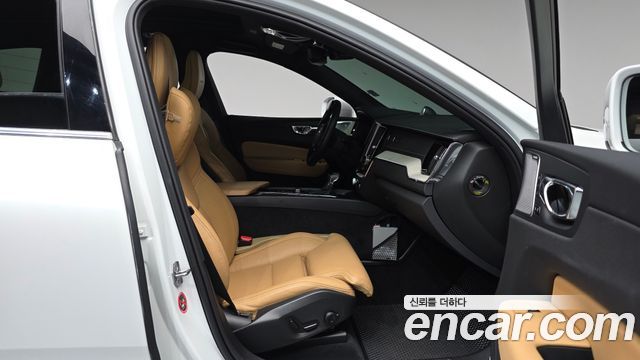Volvo XC60 2020 — photo 16