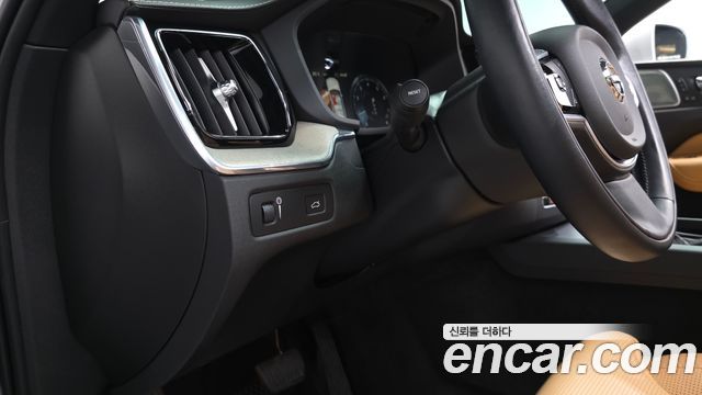 Volvo XC60 2020 — photo 30
