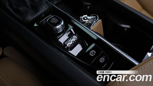 Volvo XC60 2020 — photo 31