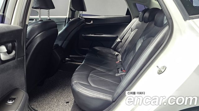 Kia K5 2017 — photo 18