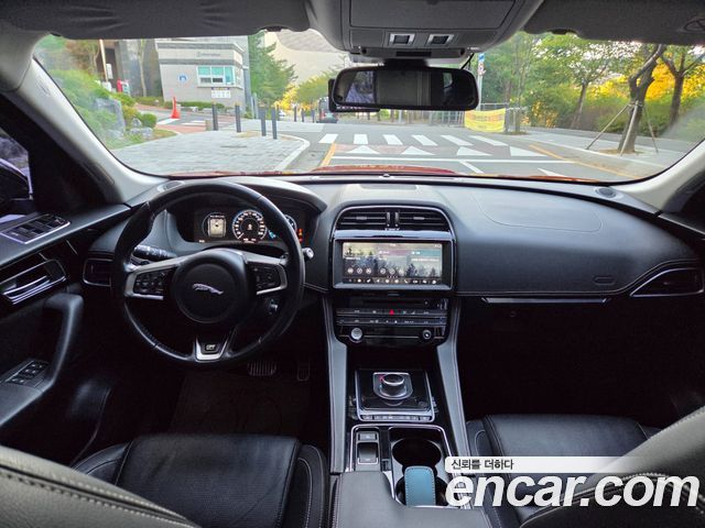 Jaguar F-PACE 2017 — photo 7