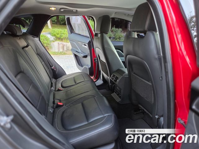 Jaguar F-PACE 2017 — photo 10