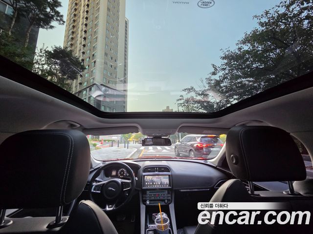 Jaguar F-PACE 2017 — photo 11