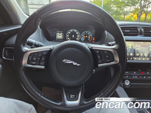 Jaguar F-PACE 2017 — photo 13