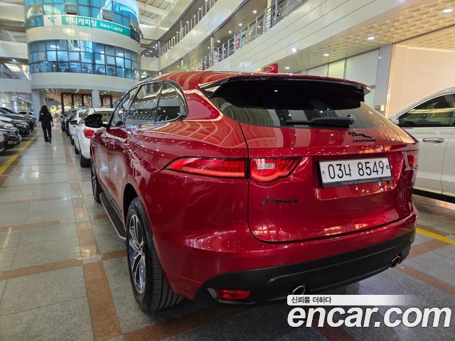 Jaguar F-PACE 2017 — photo 15
