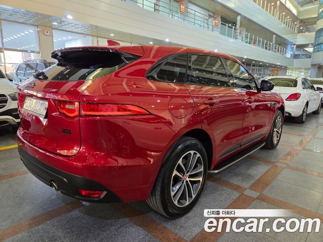 Jaguar F-PACE 2017 — photo 16