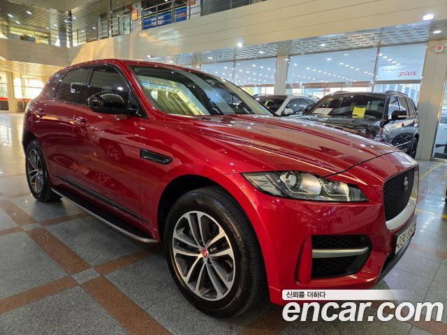 Jaguar F-PACE 2017 — photo 17