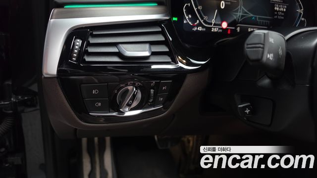 BMW 5-Series 2020 — photo 33