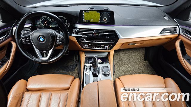 BMW 5-Series 2018 — photo 10