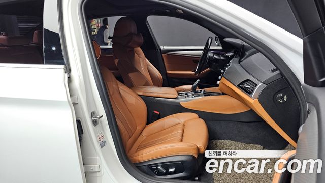 BMW 5-Series 2018 — photo 17