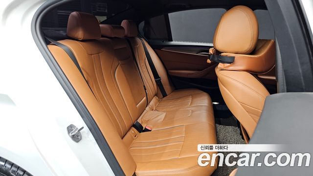 BMW 5-Series 2018 — photo 18