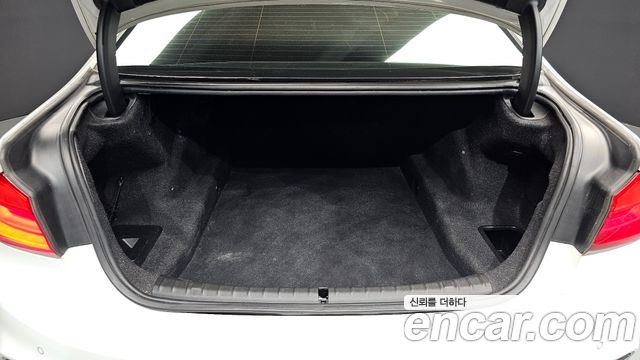 BMW 5-Series 2018 — photo 26