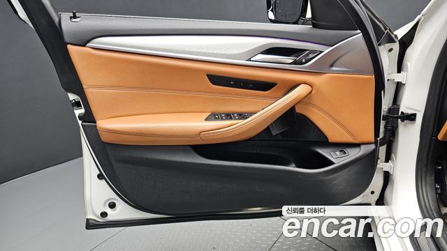 BMW 5-Series 2018 — photo 14