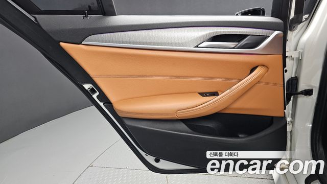BMW 5-Series 2018 — photo 15