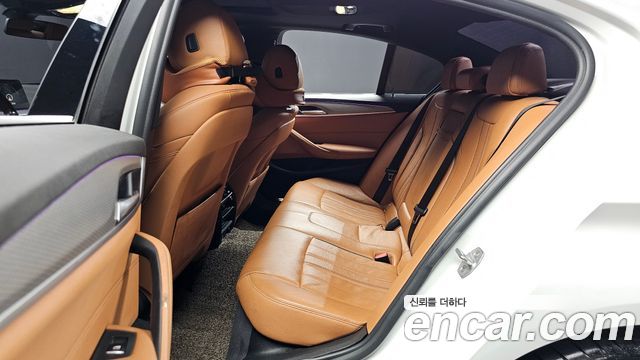 BMW 5-Series 2018 — photo 16