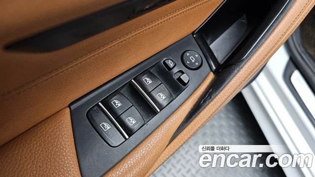 BMW 5-Series 2018 — photo 28