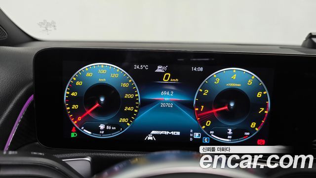 Mercedes-Benz GLB-Class 2023 — photo 11