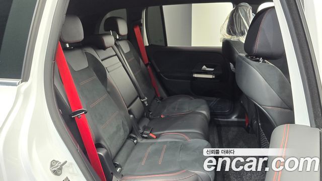 Mercedes-Benz GLB-Class 2023 — photo 17