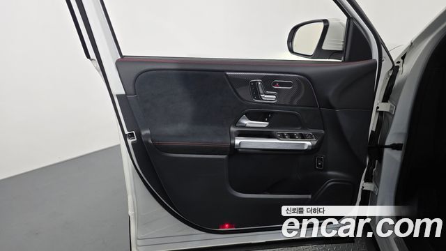 Mercedes-Benz GLB-Class 2023 — photo 14
