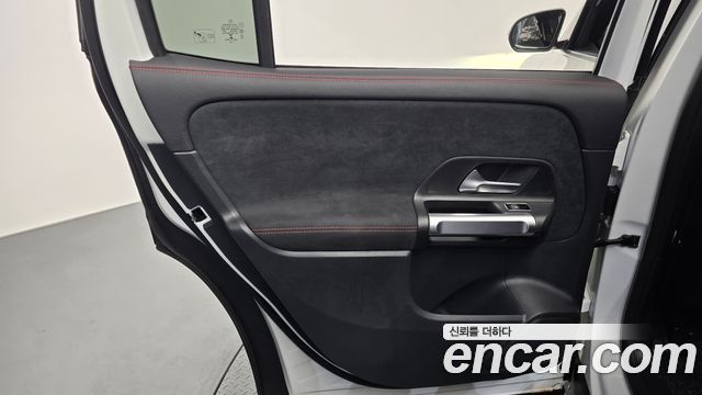 Mercedes-Benz GLB-Class 2023 — photo 15