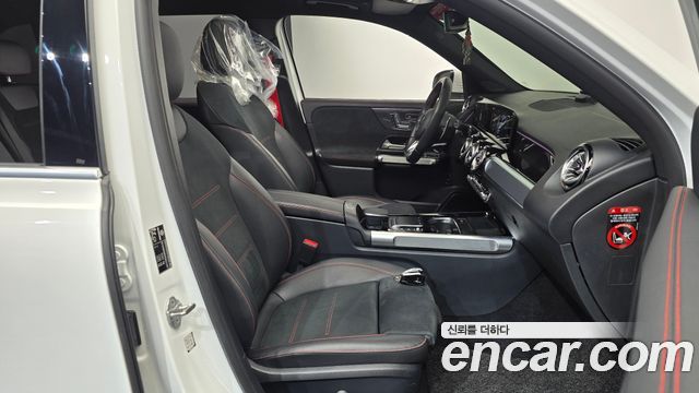 Mercedes-Benz GLB-Class 2023 — photo 16