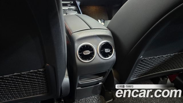 Mercedes-Benz GLB-Class 2023 — photo 31
