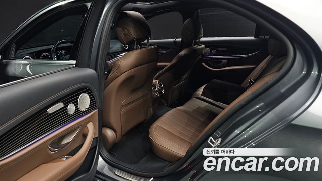 Mercedes-Benz E-Class 2021 — photo 18