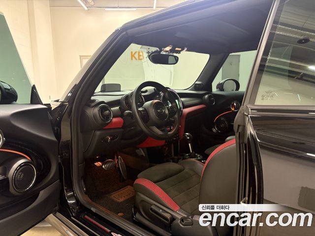 Mini Cooper Convertible 2019 — photo 9