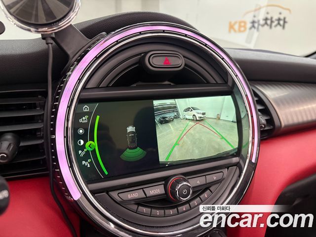 Mini Cooper Convertible 2019 — photo 18
