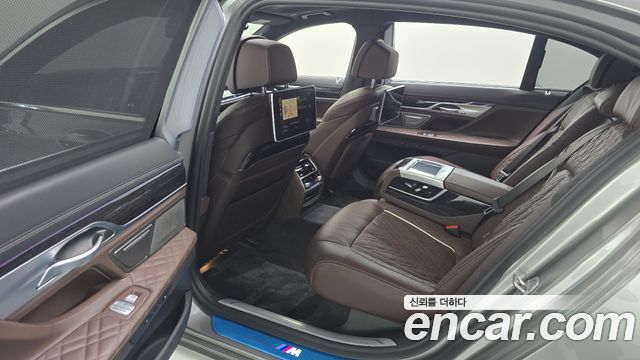 BMW 7-Series 2021 — photo 18