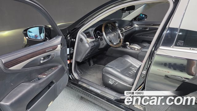 Lexus LS 2016 — photo 10