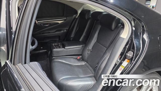 Lexus LS 2016 — photo 11
