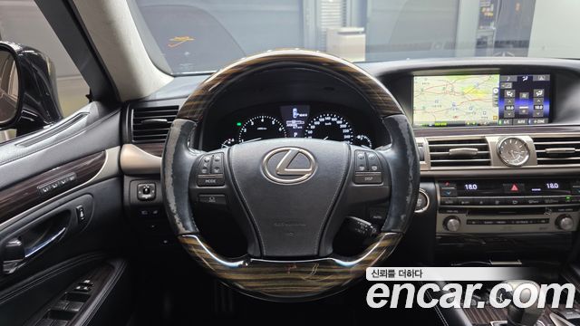 Lexus LS 2016 — photo 13