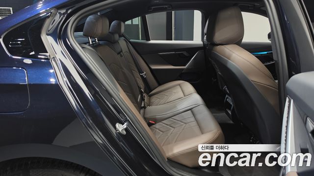 BMW 5-Series 2025 — photo 17