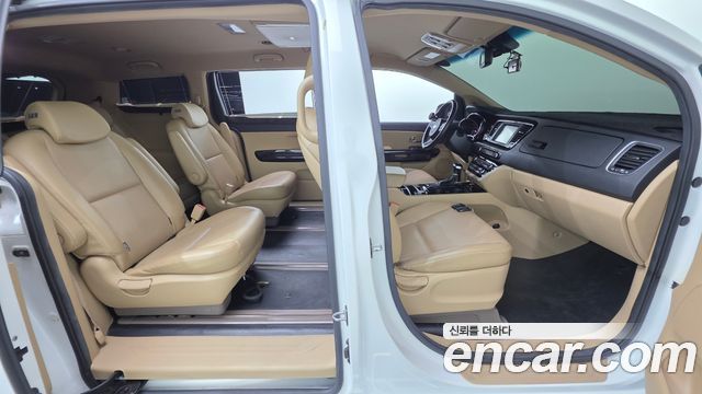 Kia Canival 2018 — photo 16