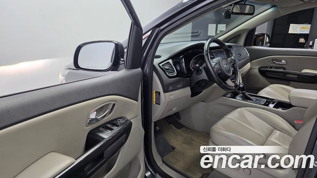 Kia Canival 2015 — photo 10