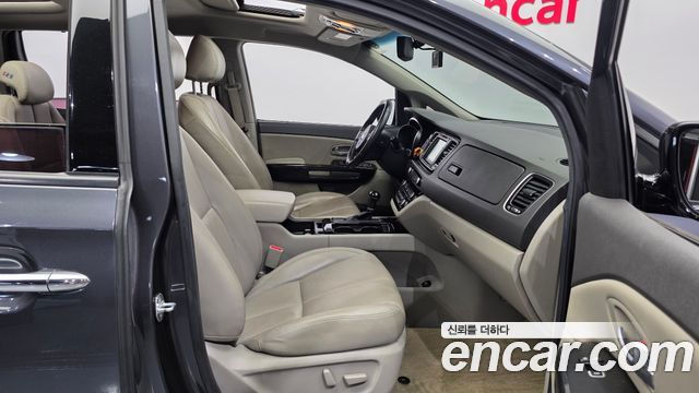 Kia Canival 2015 — photo 12