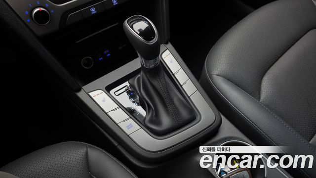 Hyundai AVANTE 2018 — photo 12