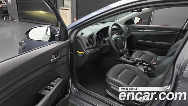 Hyundai AVANTE 2018 — photo 13