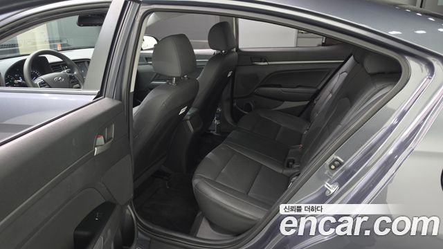 Hyundai AVANTE 2018 — photo 17