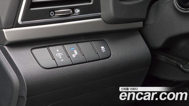 Hyundai AVANTE 2018 — photo 25
