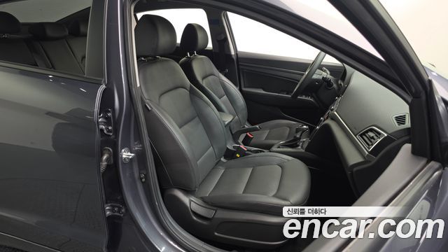 Hyundai AVANTE 2018 — photo 16